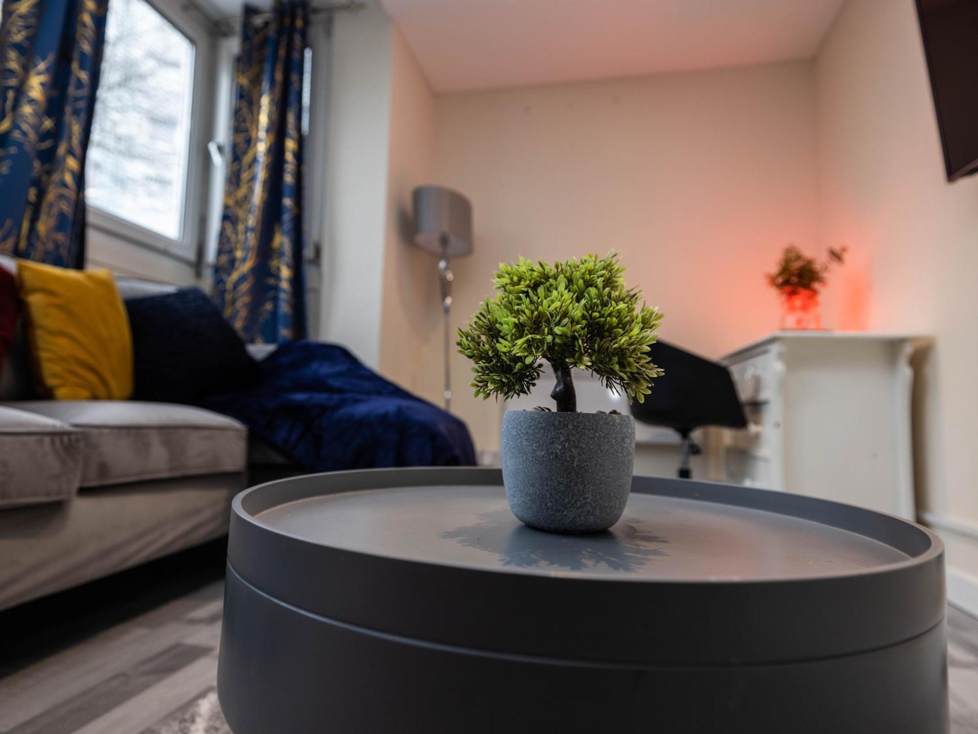 1 Bed-4guests-sofabed-wifi-closetocity-parking