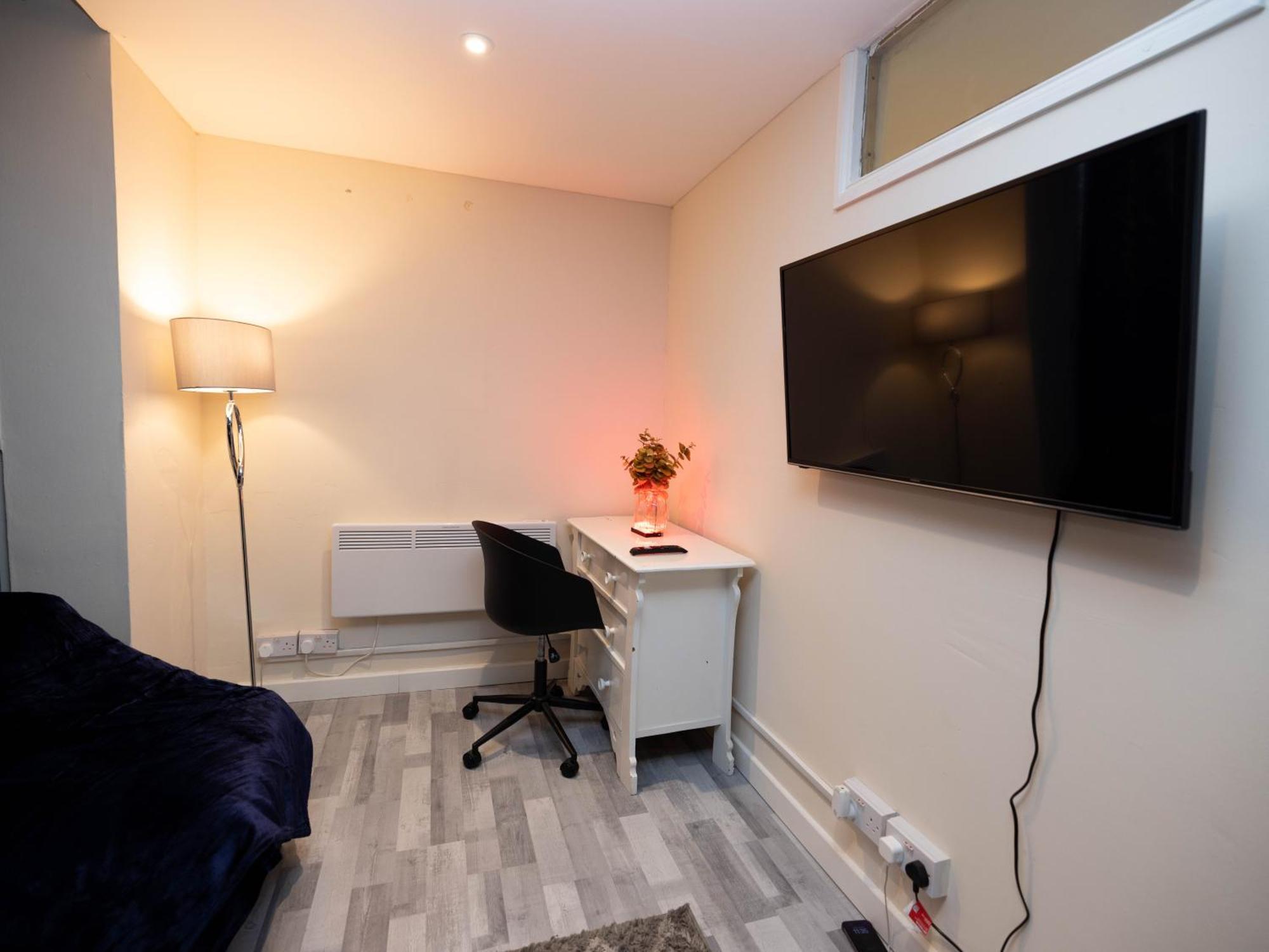 1 Bed-4guests-sofabed-wifi-closetocity-parking *