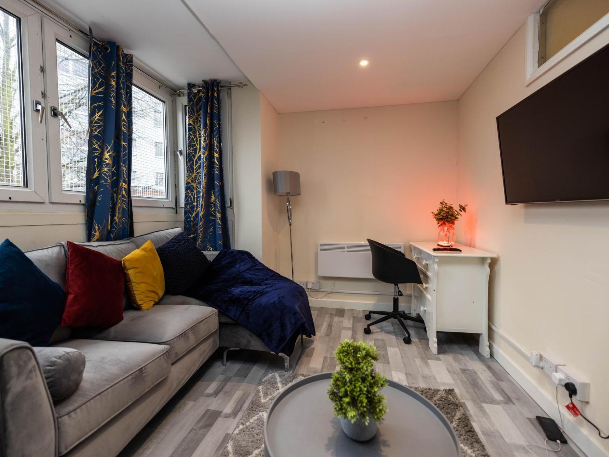1 Bed-4guests-sofabed-wifi-closetocity-parking