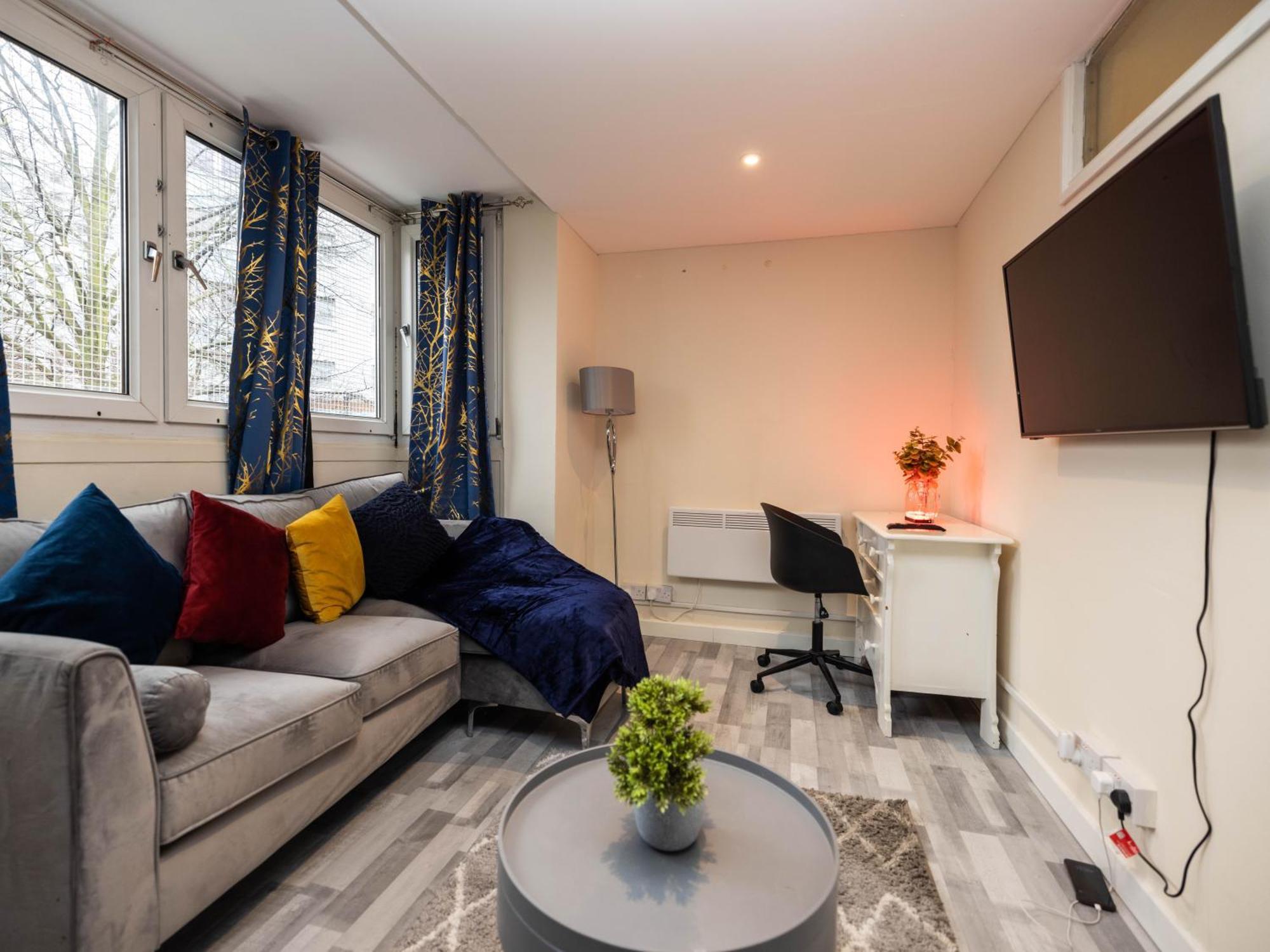 1 Bed-4guests-sofabed-wifi-closetocity-parking