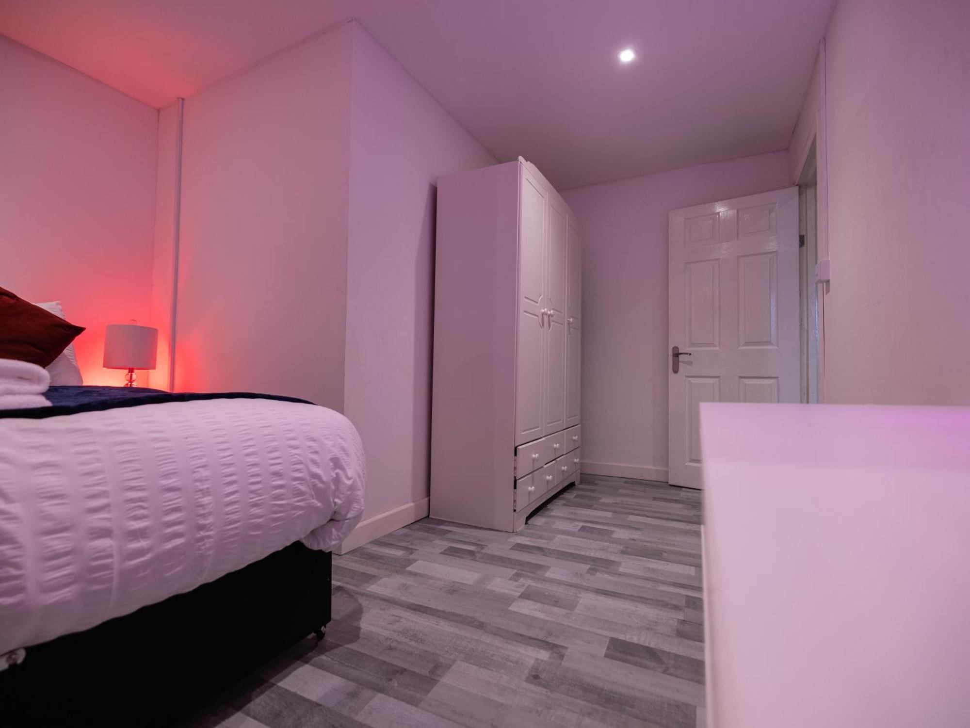 1 Bed-4guests-sofabed-wifi-closetocity-parking Apartment London